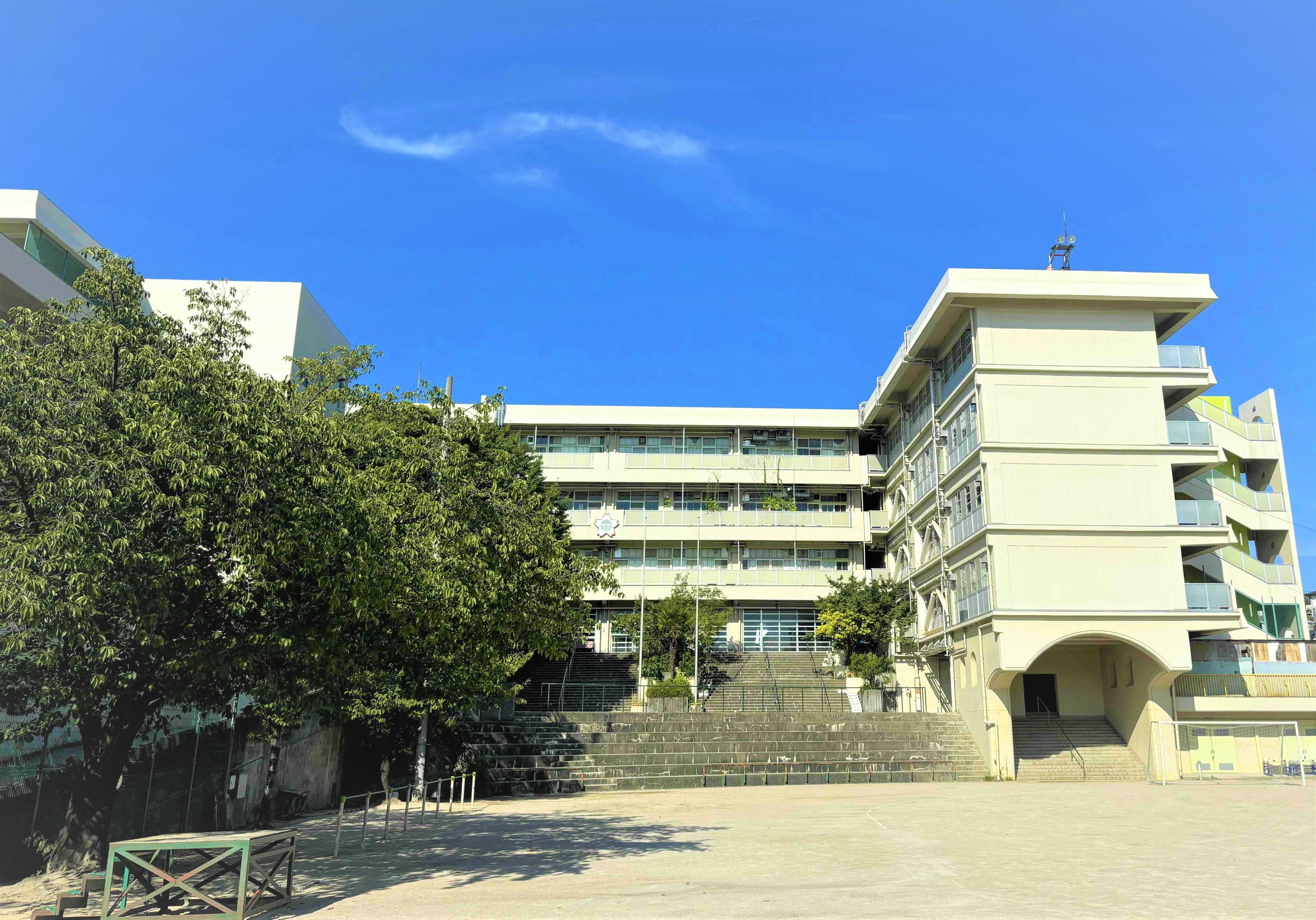 南山田小学校の校舎の様子を写した写真です